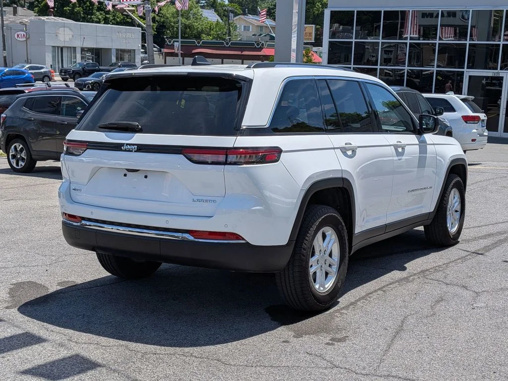 Used 2023 White Jeep Laredo image 6