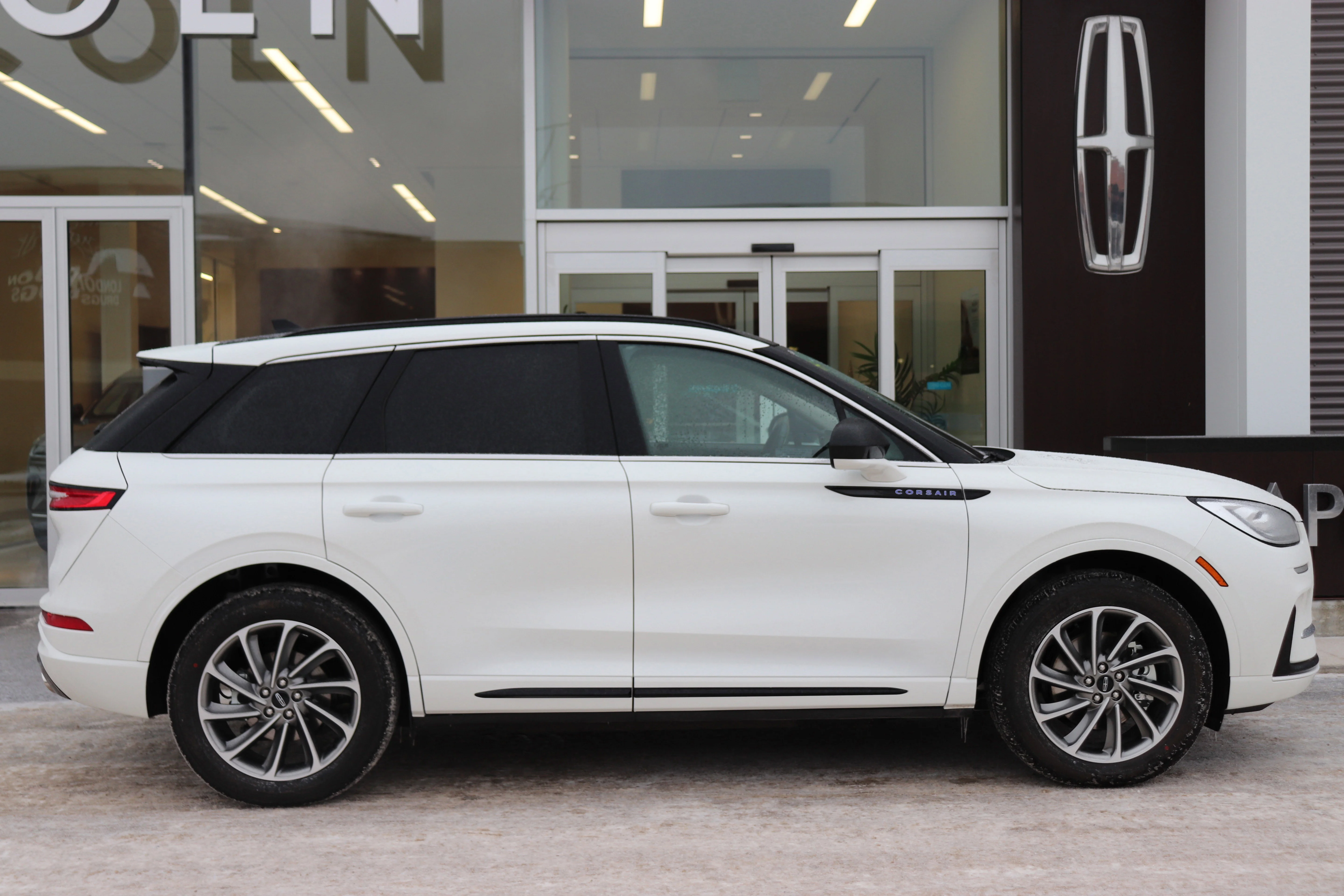 New 2025 PRISTINE WHITE MET 3C Lincoln Grand Touring image 3