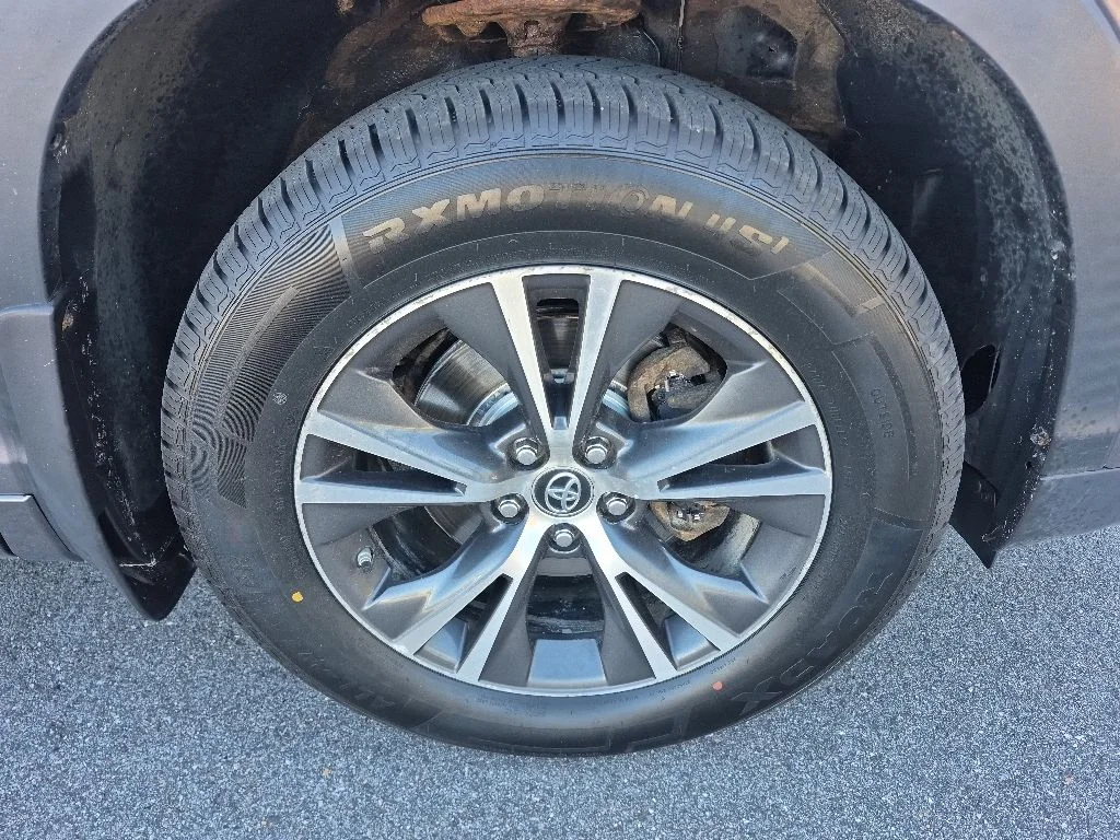Used 2016 Gray Toyota XLE V6 image 6