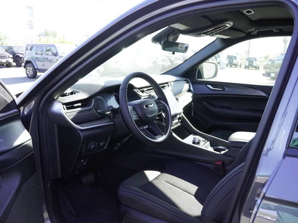 New 2026 Baltic Gray Metallic Clear-Coat Exterior Paint Jeep Laredo X image 20