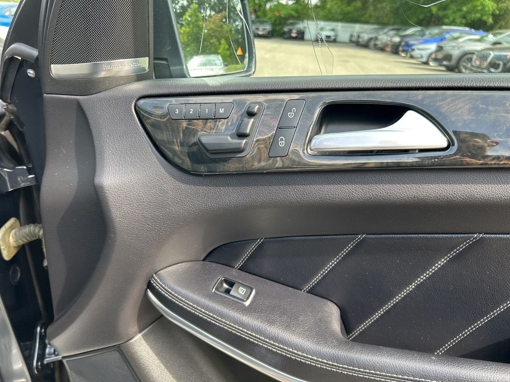 Used 2014  Mercedes-Benz GL 550 image 23