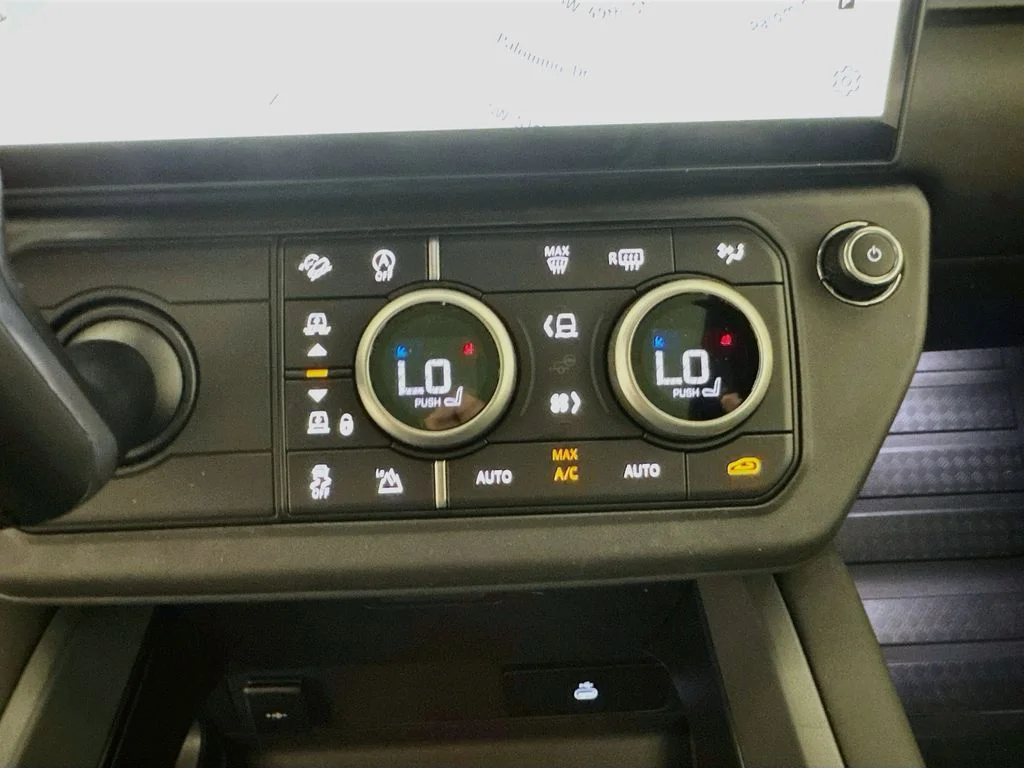 New 2026 Woolstone Green Land Rover X-Dynamic SE image 16