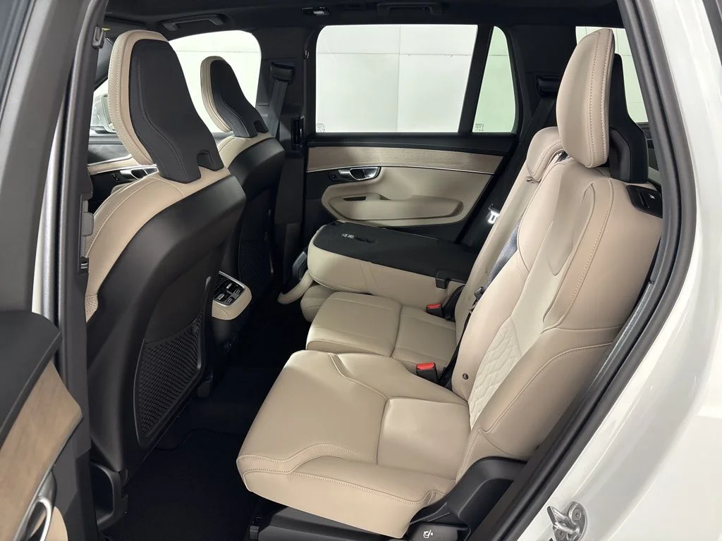 New 2026 White Volvo B6 Plus 7-Seater image 25