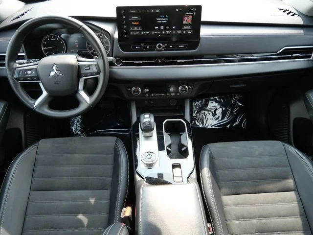 Certified Used 2025 White Diamond Mitsubishi SE image 13