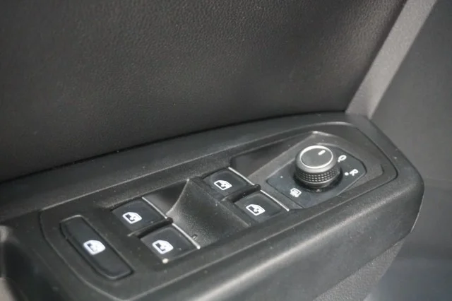 Used 2019 Tourmaline Blue Metallic Volkswagen 3.6L V6 SE w/Technology image 18