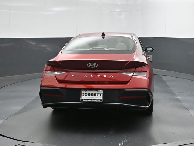 Used 2025 Red Hyundai SEL Convenience image 5