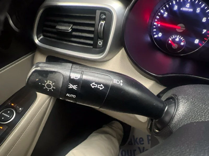 Used 2019 White Kia LX image 21