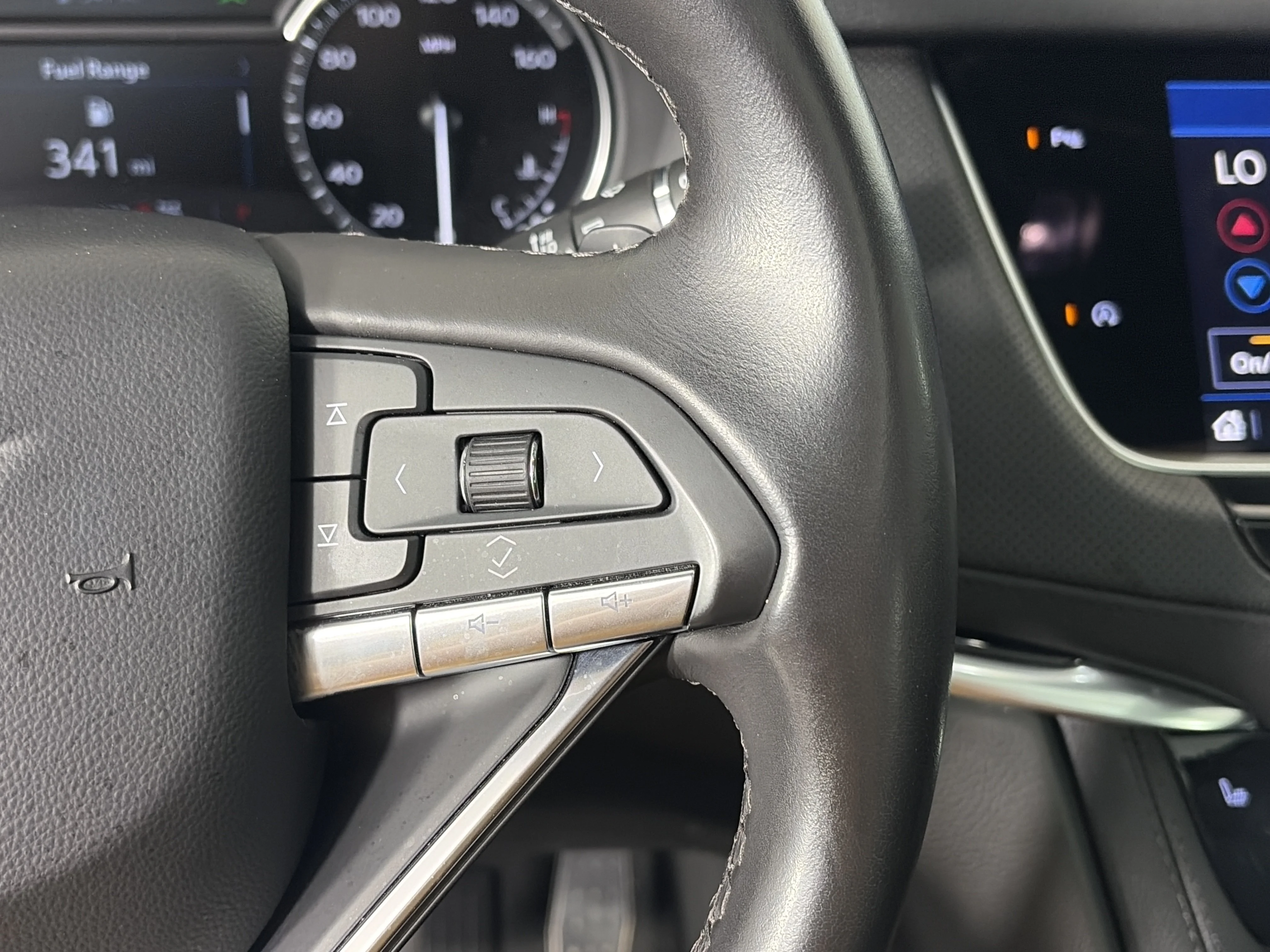 Used 2025 Crystal White Tricoat Cadillac Luxury image 33
