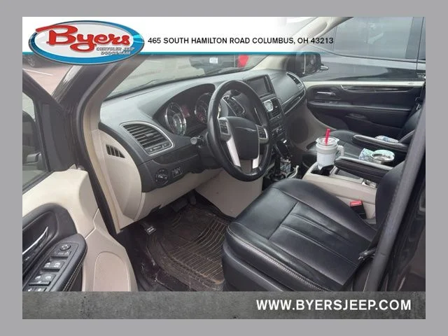 2015 Chrysler Town & Country Touring's photo