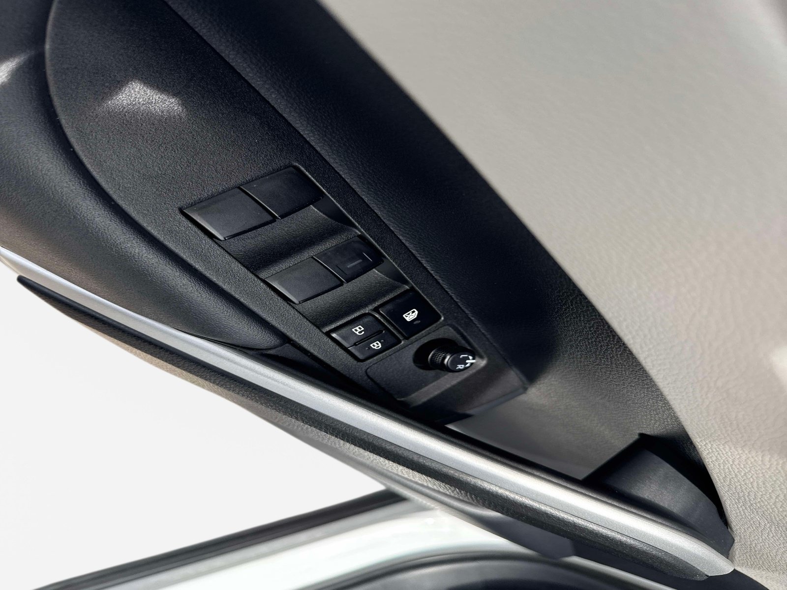 Used 2026 Wind Chill Pearl Toyota L image 17