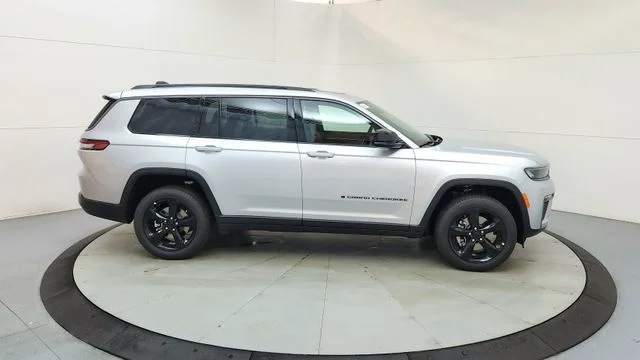 New 2026 Silver Zynith Exterior Paint Jeep Limited image 13