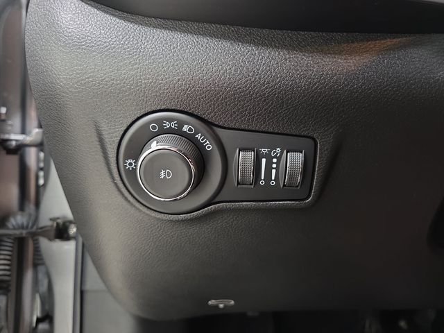 Used 2022 Silver Jeep Latitude Lux image 24