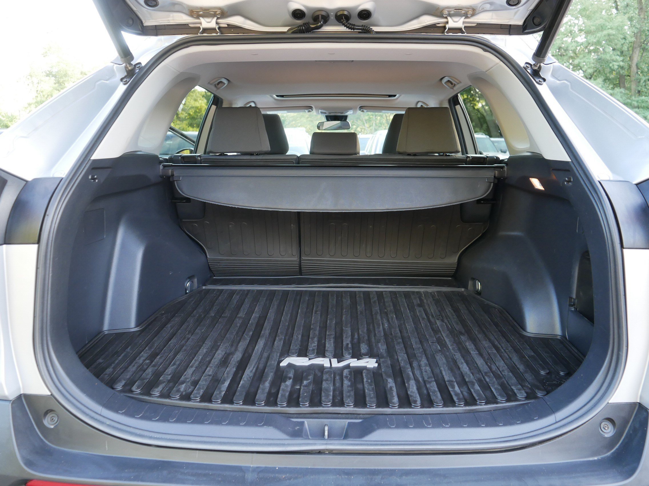 Used 2019 Silver Sky Metallic Toyota XLE image 18