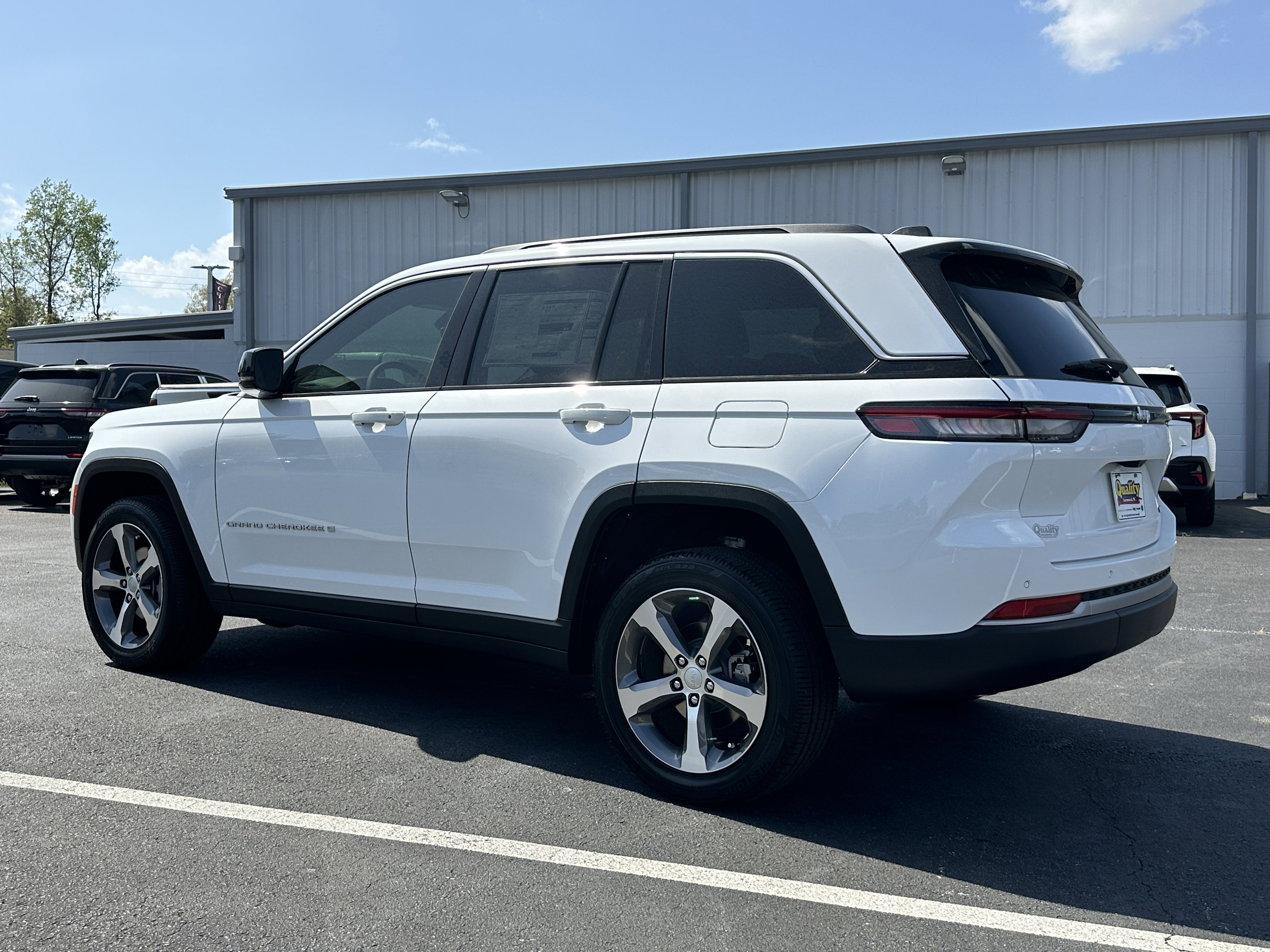 New 2026 Bright White Clear-Coat Exterior Paint Jeep Limited image 6
