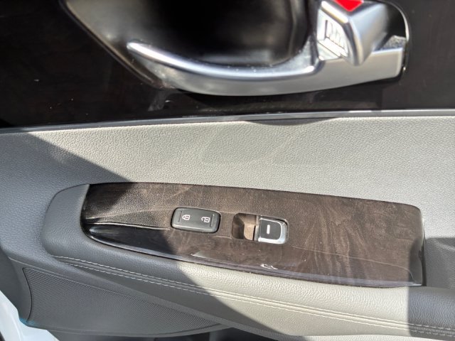 Used 2016 White Kia EX image 34