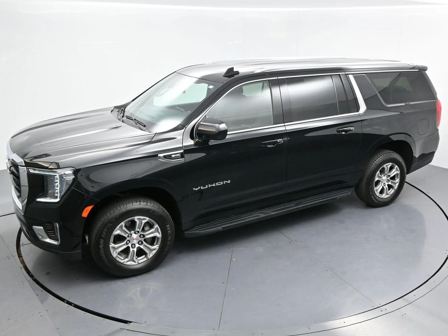 Used 2023 Onyx Black GMC SLE image 39