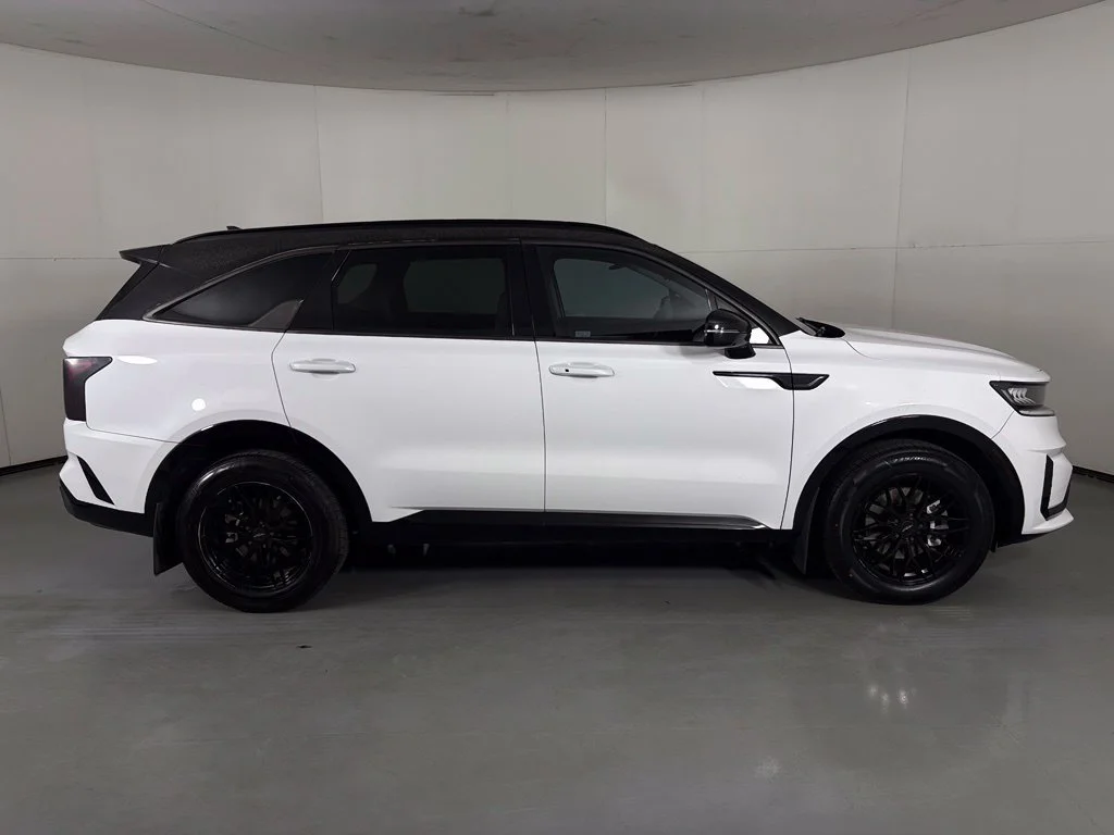 Used 2022 White Kia S image 9