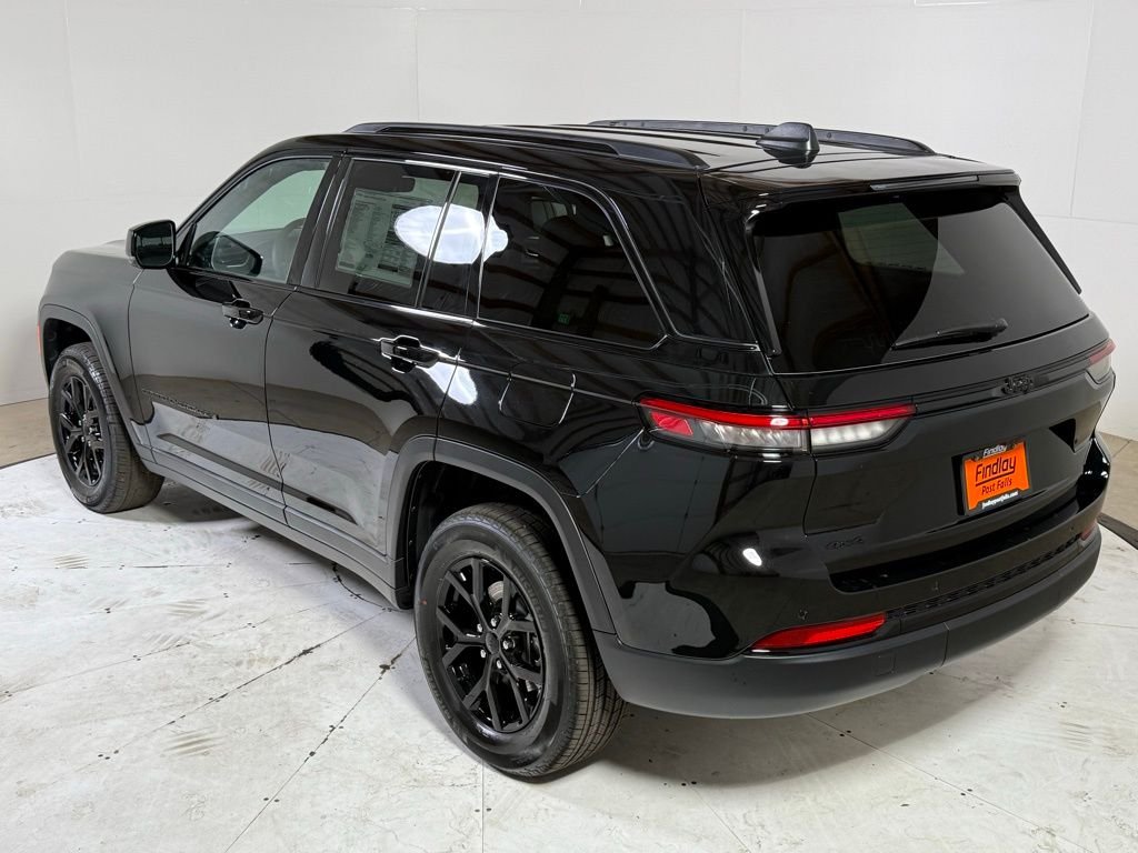 New 2025 Diamond Black Crystal Pearl-Coat Exterior Paint Jeep Altitude X image 5