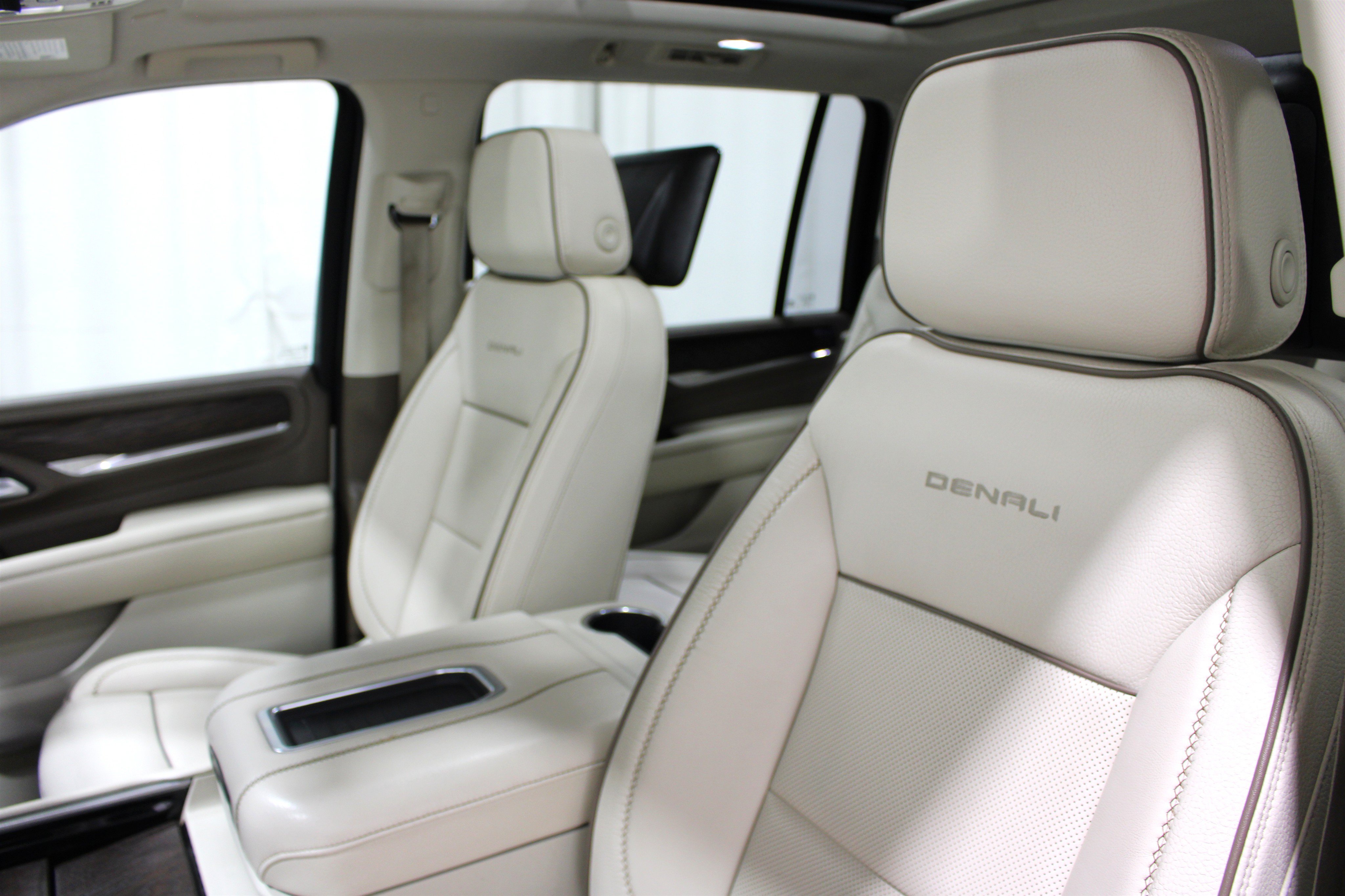 Used 2023 Pearl Beige Metallic GMC Denali image 4
