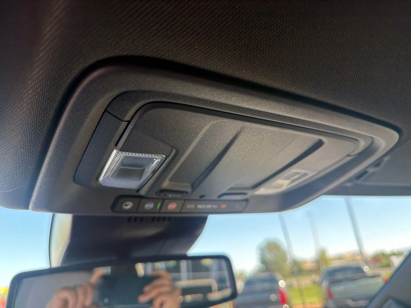 Used 2025 White GMC SLE image 21