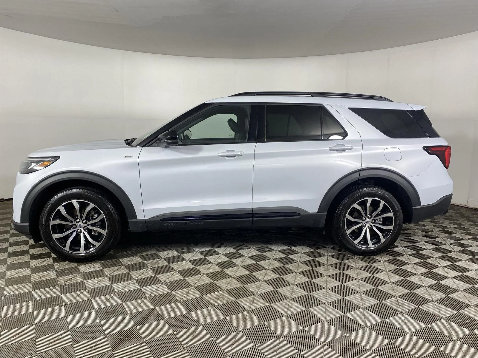 New 2026 Space White Metallic Ford ST-Line image 4
