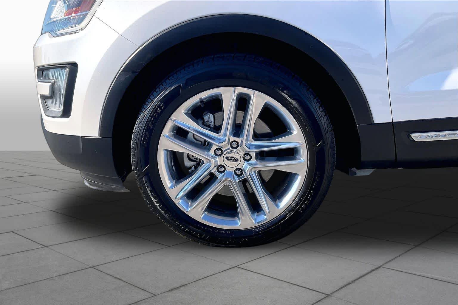 Used 2017 White Platinum Metallic Tri-Coat Ford XLT image 10