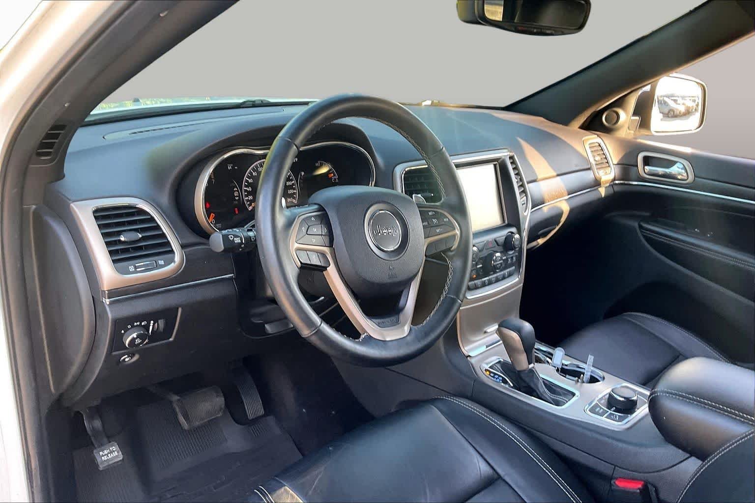Used 2017 Bright White Clear Coat Jeep Limited image 15