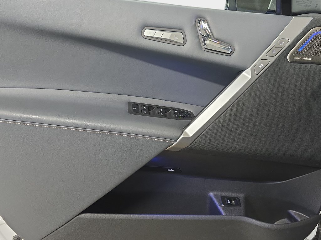 Certified Used 2025 Mineral White Metallic BMW M60 image 27