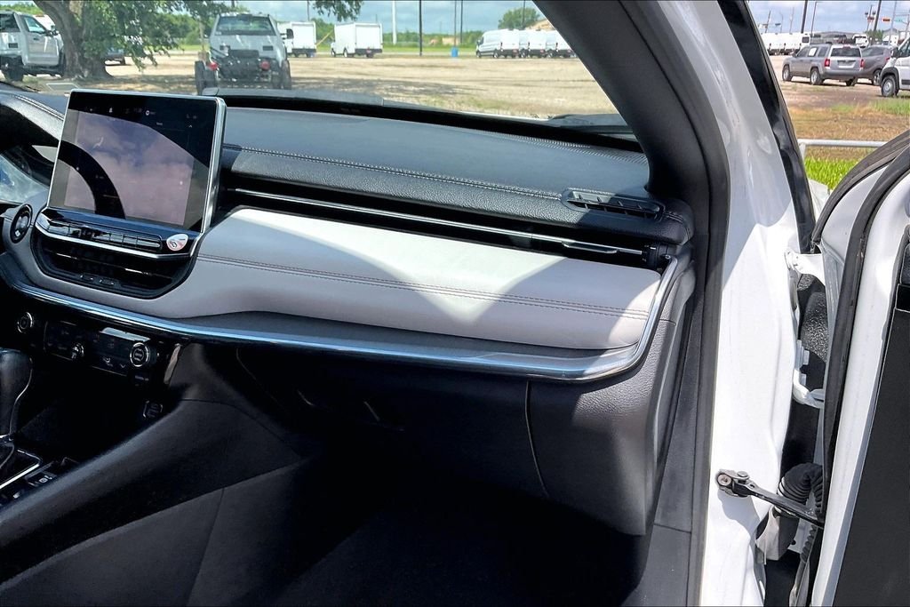 Used 2024 White/off-white Jeep Limited image 23