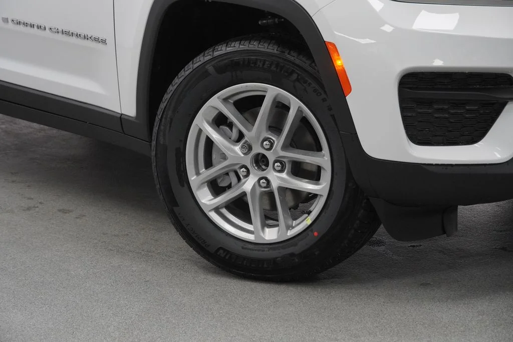 New 2026 Bright White Clear-Coat Exterior Paint Jeep Laredo X image 4