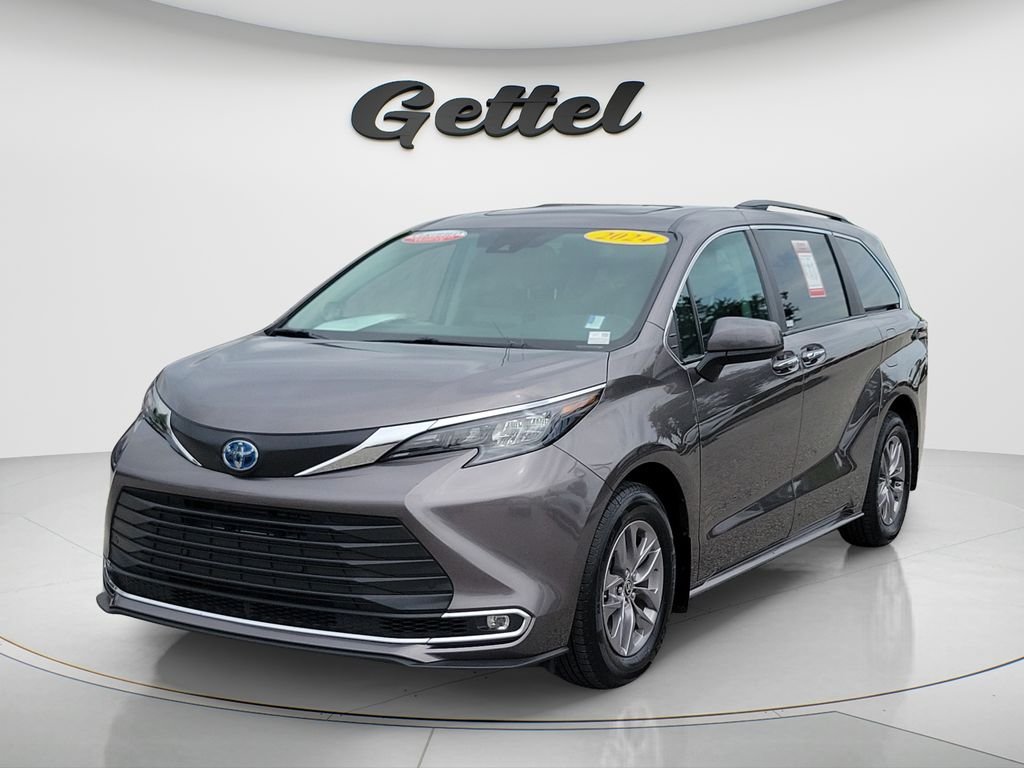 2024 Toyota Sienna XLE 7-Passenger Hybrid FWD's photo