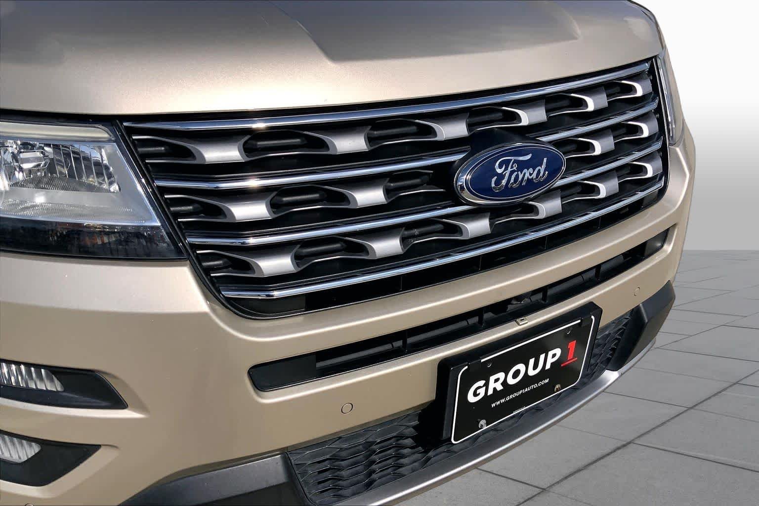 Used 2017 White Gold Metallic Ford Limited image 26