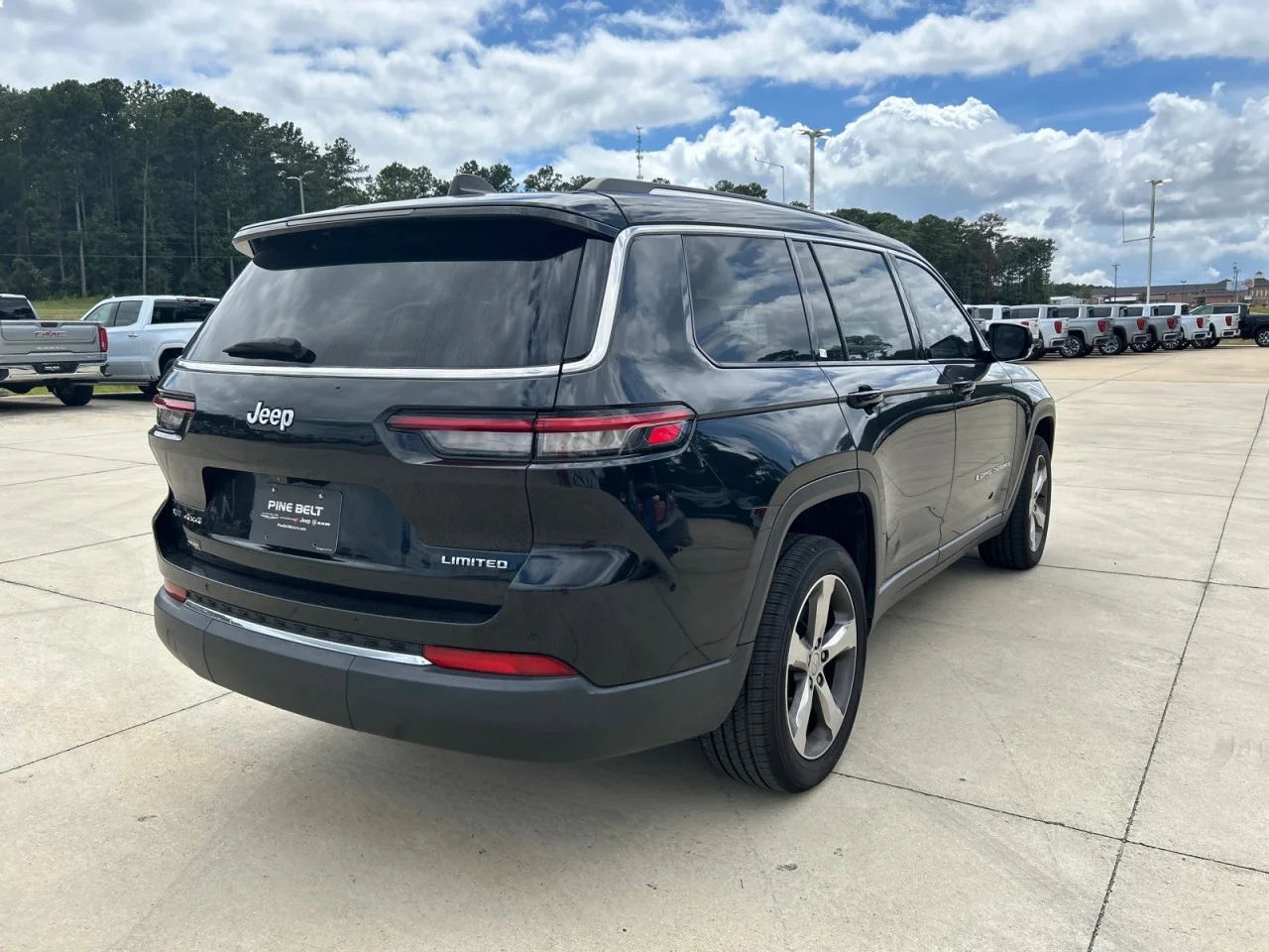 Used 2021  Jeep Limited image 3