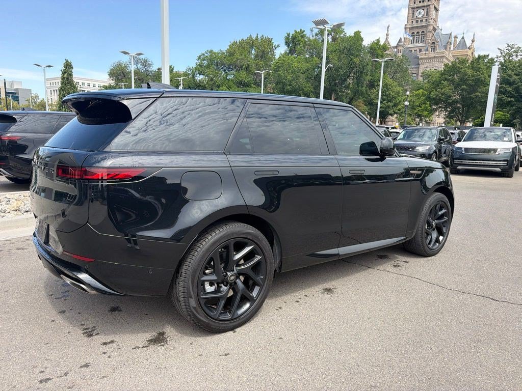Used 2025 Black Land Rover Dynamic SE image 5