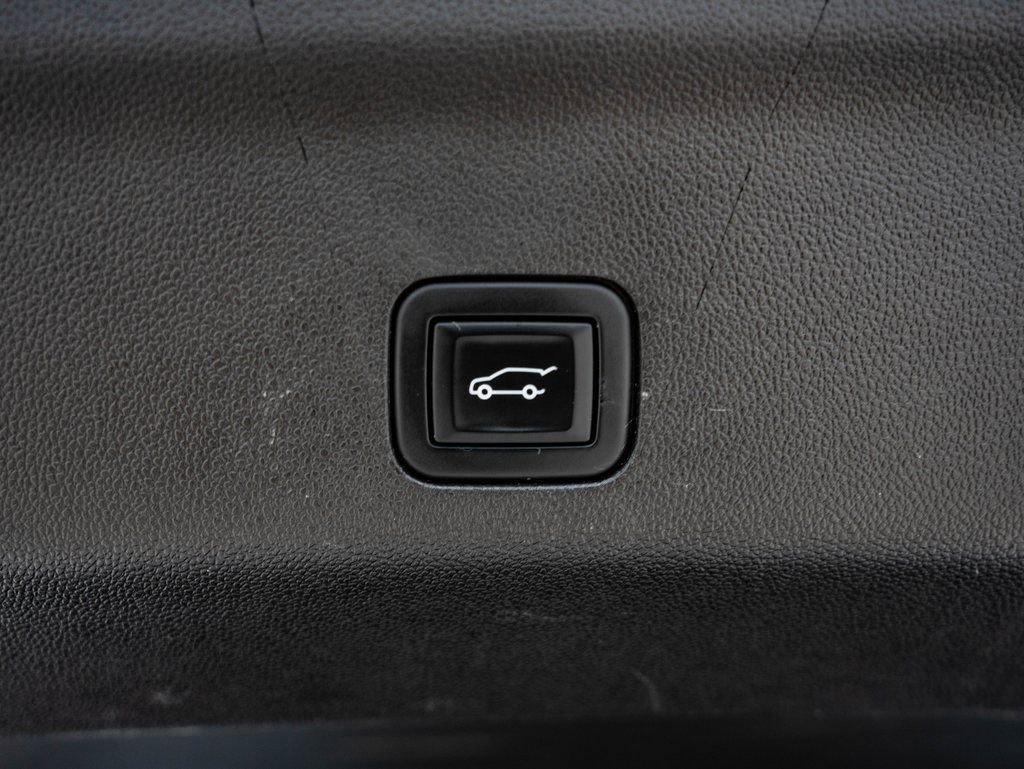 Used 2021 Iridescent Pearl Tricoat Chevrolet Premier image 22