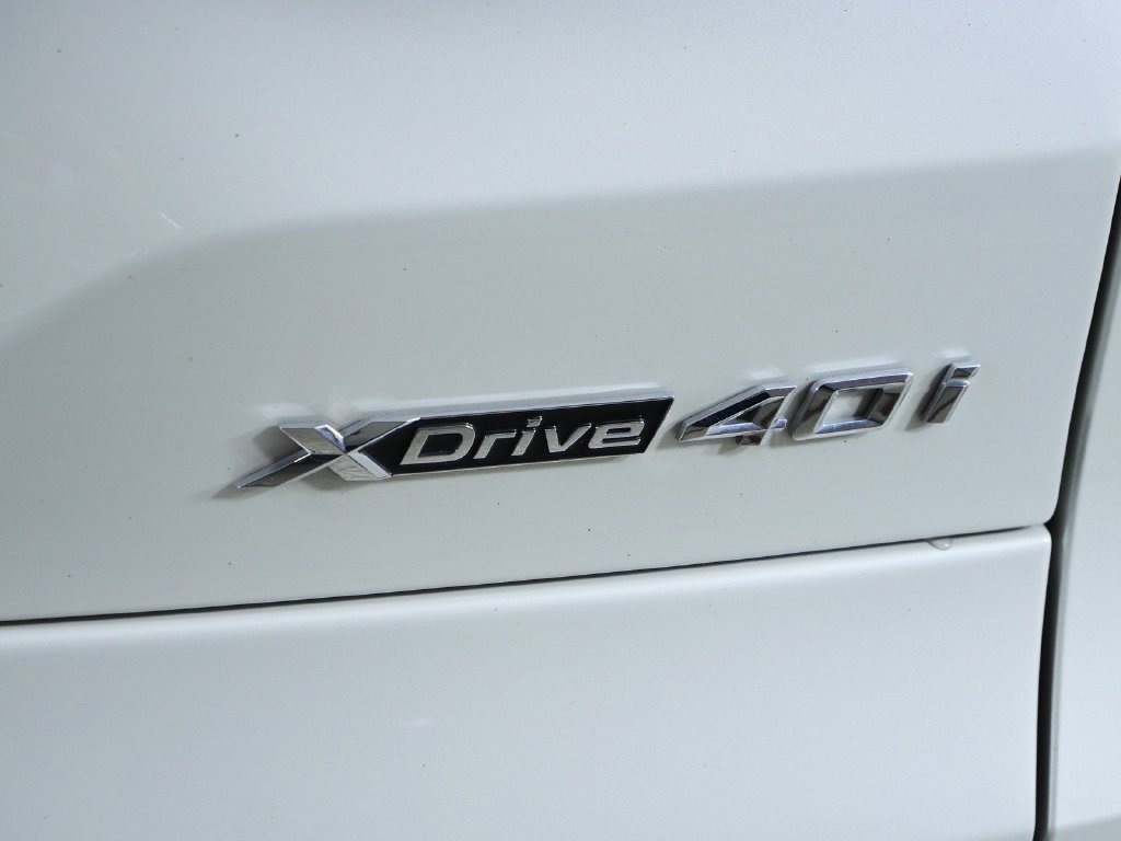 Certified Used 2025 Mineral White Metallic BMW xDrive40i image 14