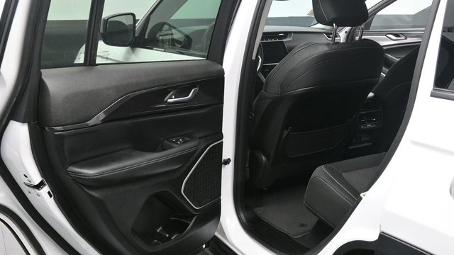 Used 2022 White Jeep Laredo image 24