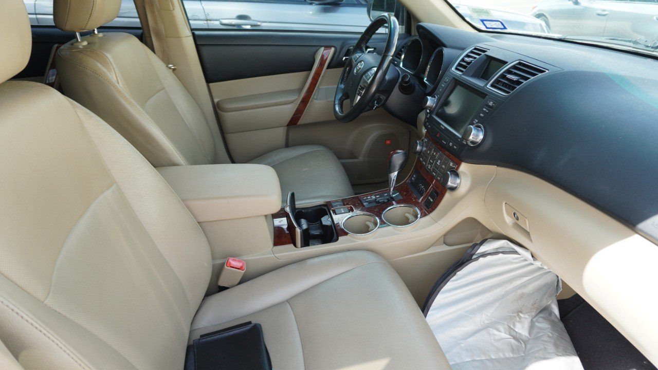 Used 2011 White Toyota Limited image 12