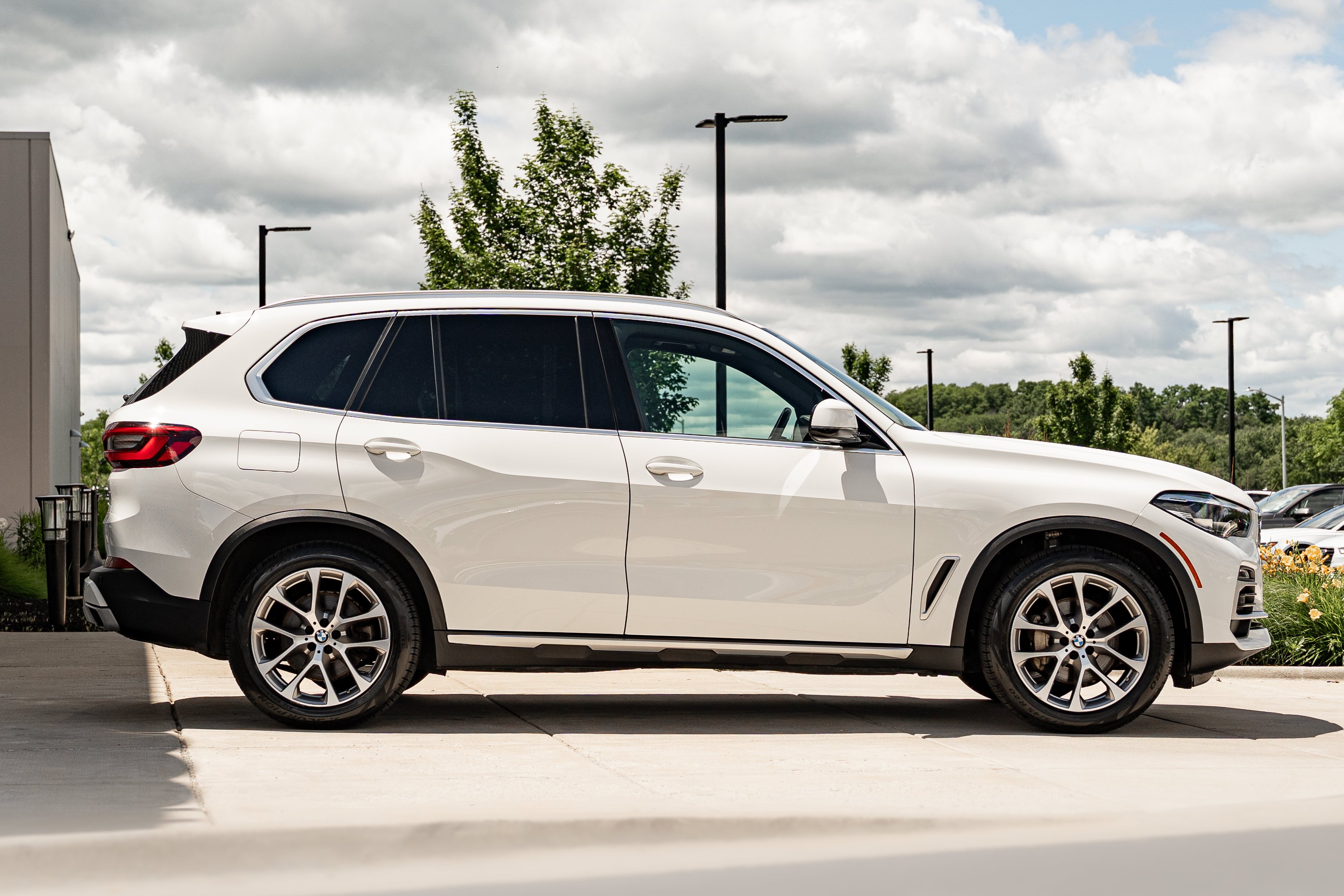 Used 2021 Alpine White BMW xDrive40i image 3