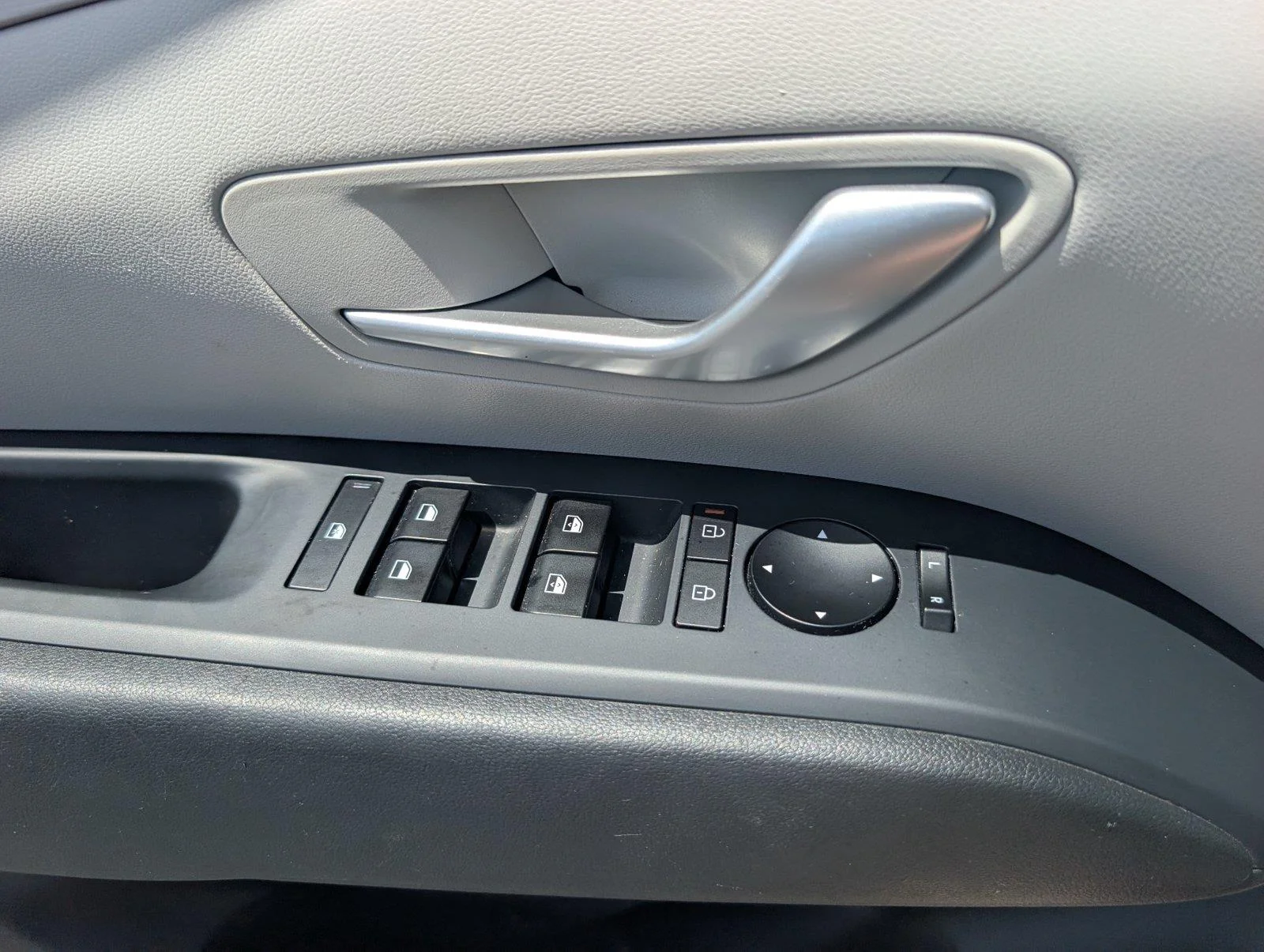 Used 2025 Shimmering Silver Hyundai SEL image 29