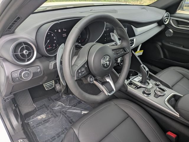 New 2025 Milano White Exterior Paint Alfa Romeo Base image 12