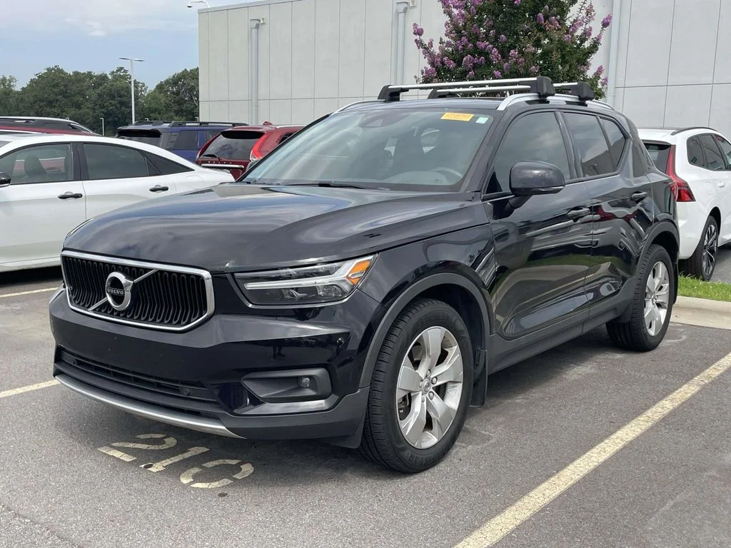 Used 2021 Onyx Black Metallic Volvo Momentum image 2