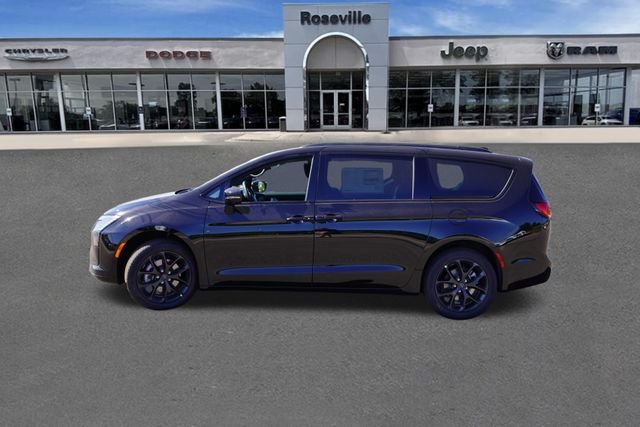 New 2027 Diamond Black Crystal Pearl-Coat Exterior Paint Chrysler Limited image 6