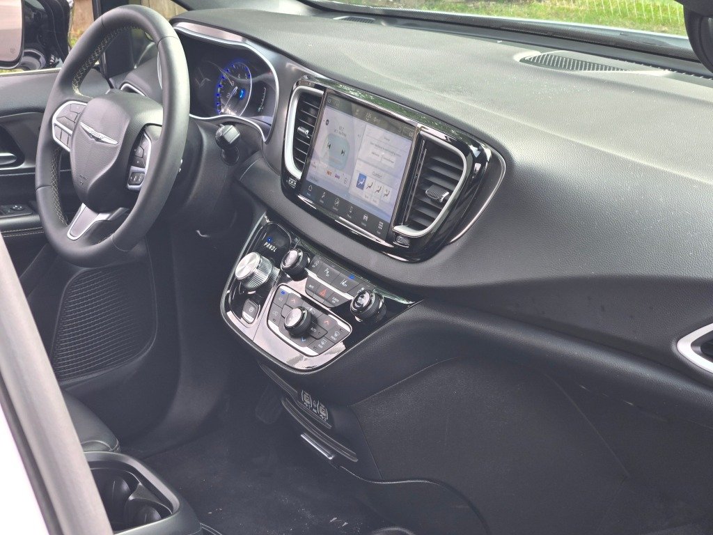 Used 2025 White Chrysler Select image 7