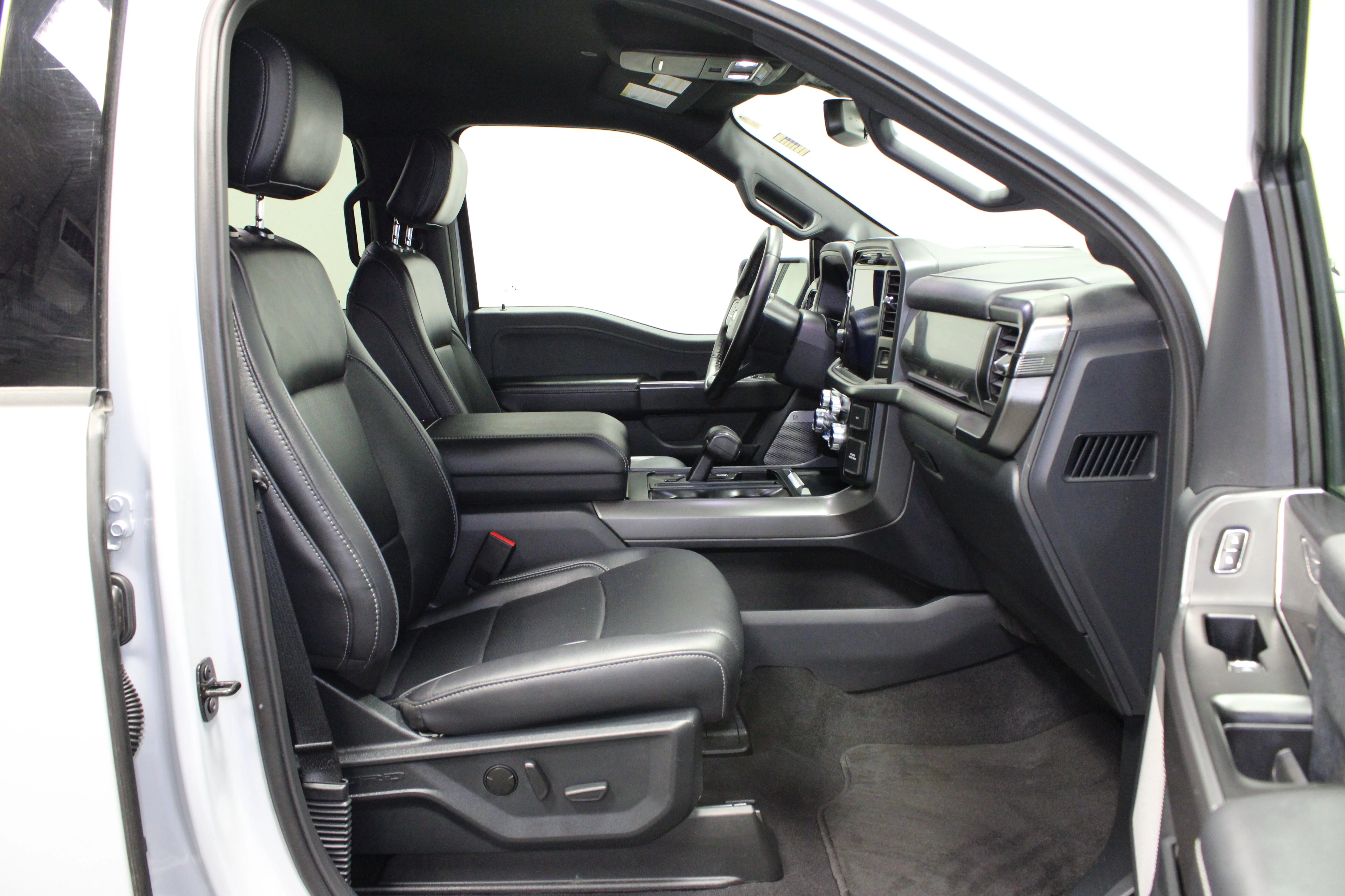 Used 2025 Space White Metallic Ford LARIAT image 17