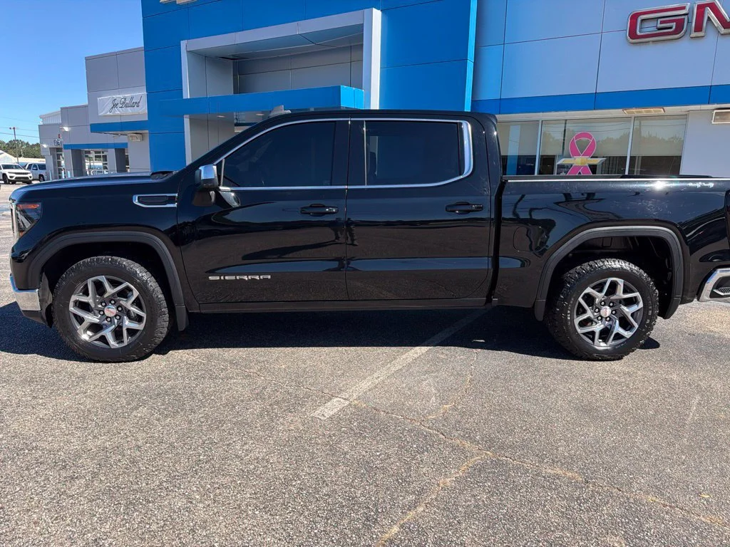Used 2022 ONYX BLACK GMC SLE image 2