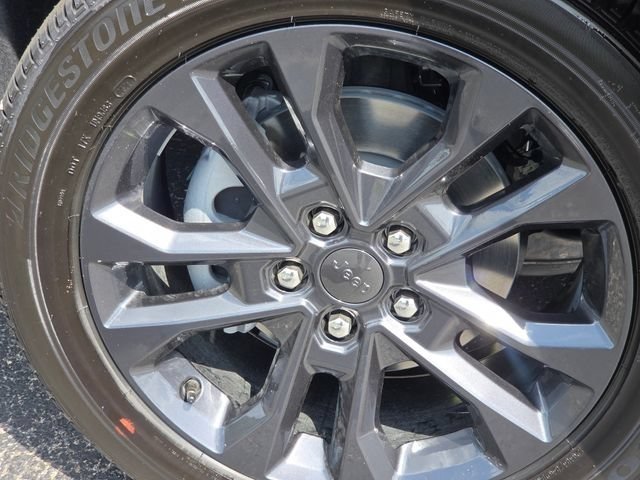 New 2026 Diamond Black Crystal Pearlcoat Jeep Limited Reserve image 21