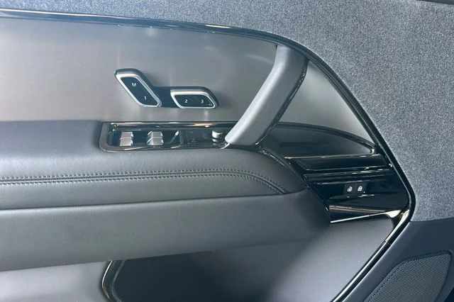 New 2026 Santorini Black Land Rover SE image 10