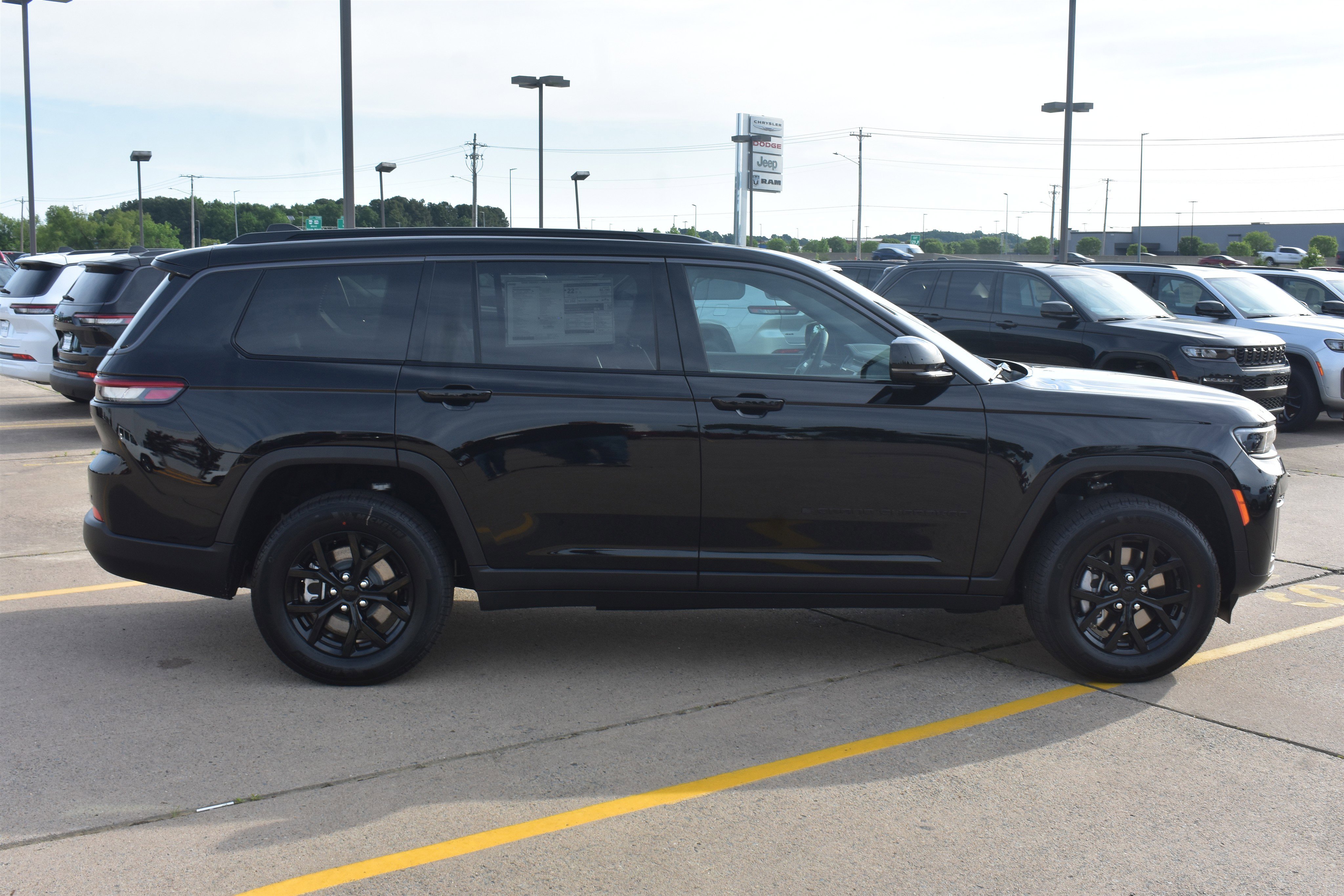 New 2026 Diamond Black Crystal Pearl-Coat Exterior Paint Jeep Laredo Altitude image 4