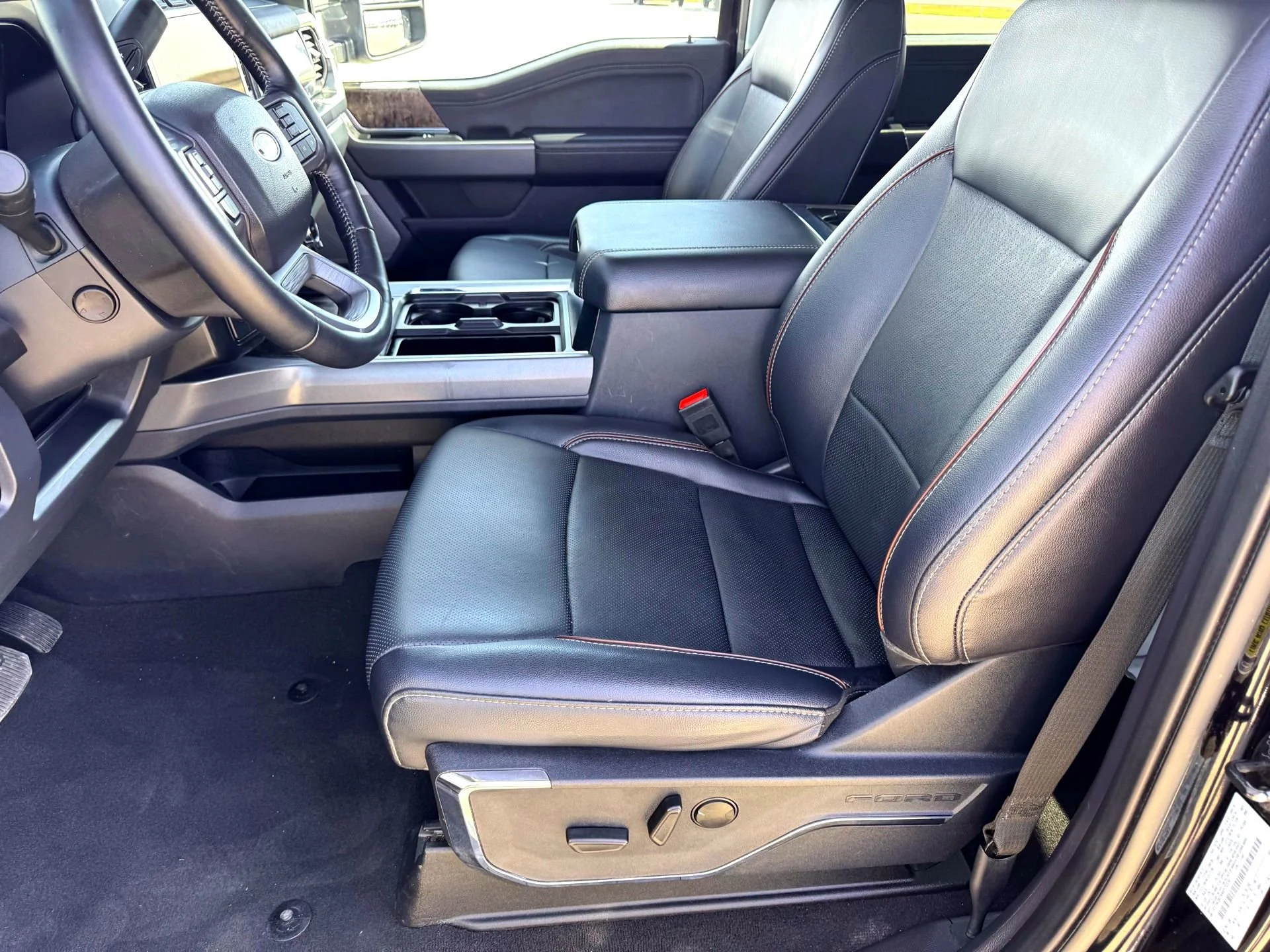 Used 2024  Ford Lariat image 12